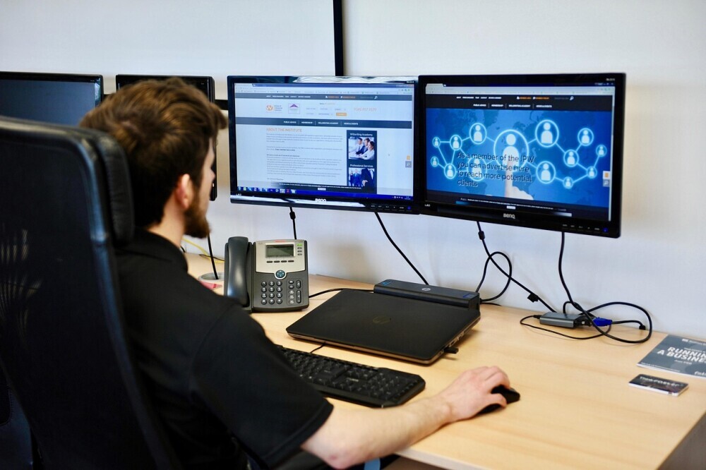 dual monitors